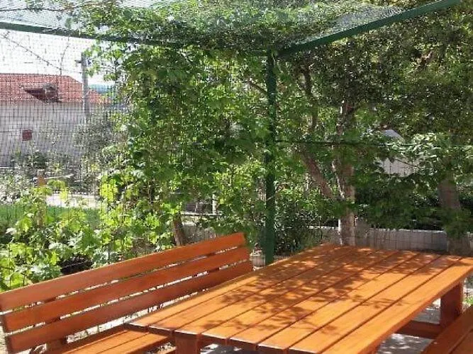Apartments Smilje I Maslina - One Bedroom Apartment With Terrace 2 Gornji Karin