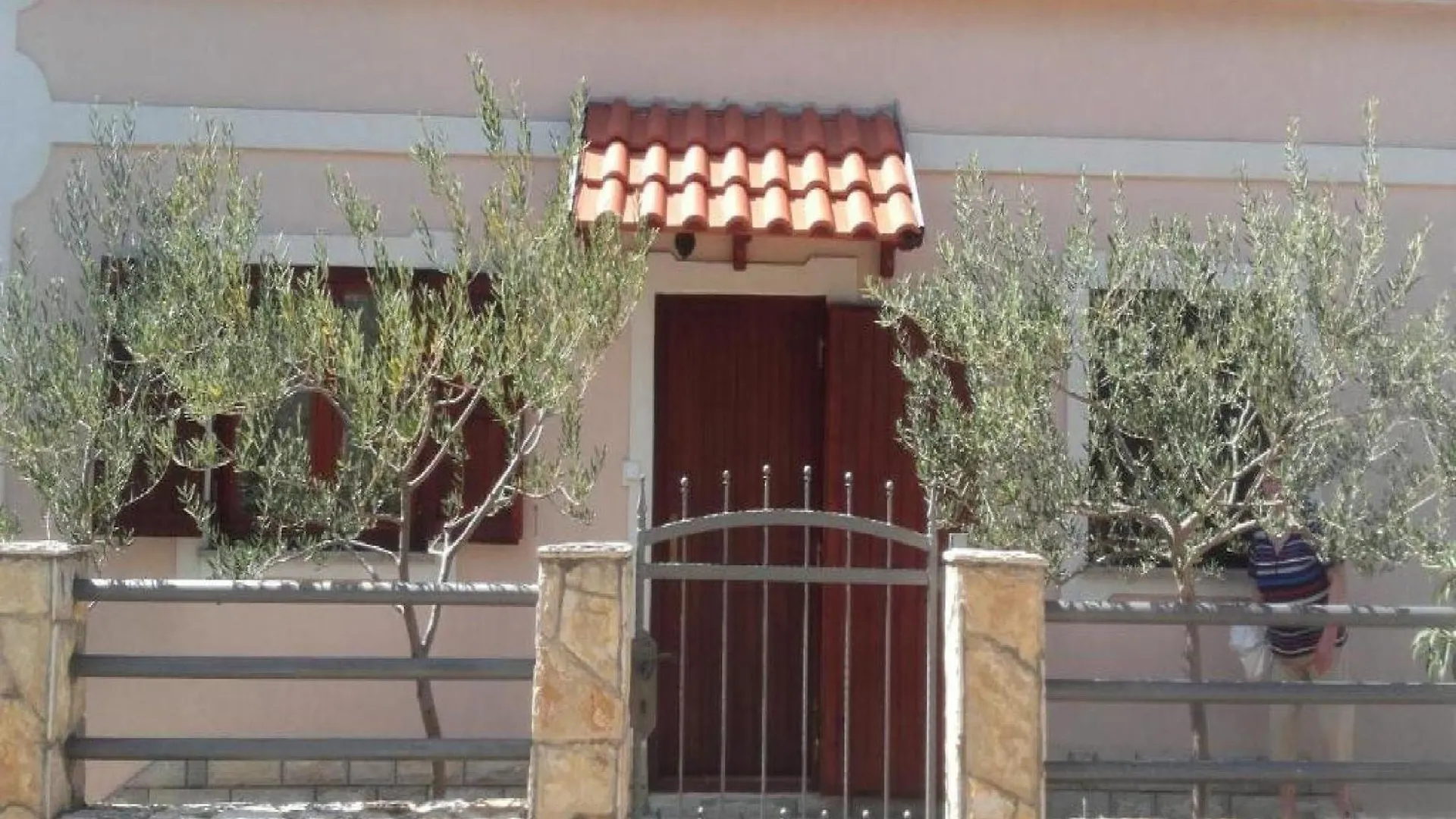 Apartments Smilje I Maslina - One Bedroom Apartment With Terrace 2 Gornji Karin