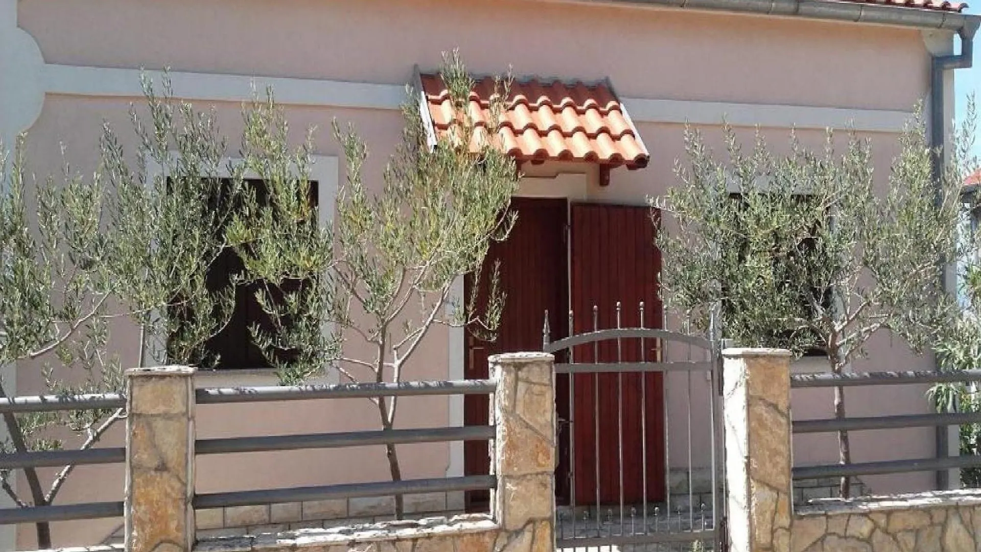 Apartments Smilje I Maslina - One Bedroom Apartment With Terrace 2 Gornji Karin